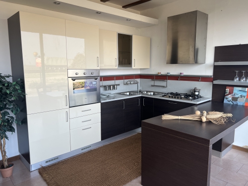 cucina modello diana colore wenge' + panna lucido euro 4.200,00 (completa di elettrodomestici)
