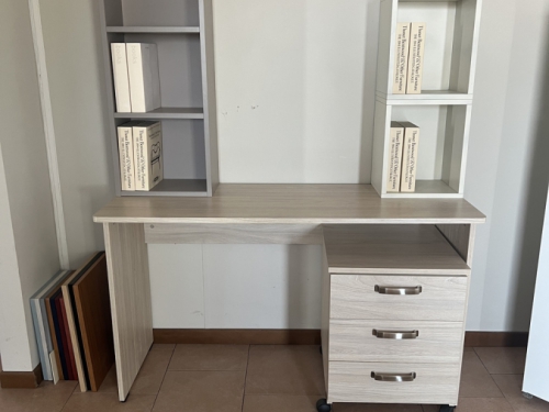 scrivania + cassettiera + 2 pensili a cubotti euro 250.00