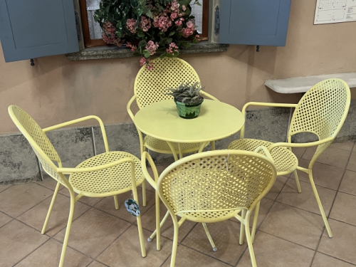 EMU Tavolo kiss + 4 sedie sole giallo EURO 250,00