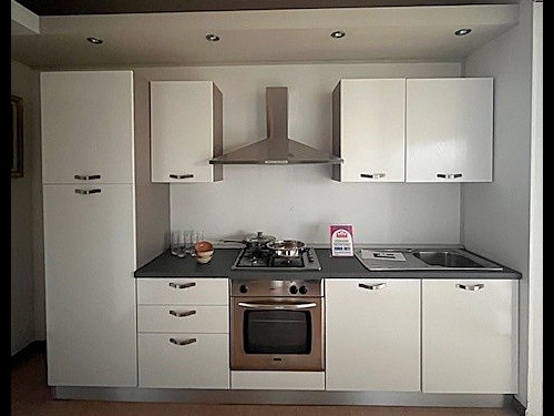 cucina modello giada colore frassino bianco euro 1.877,00 (compresa di elettrodomestici)