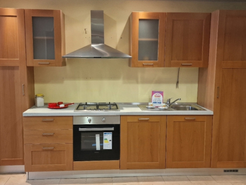 cucina modello perla colore ciliegio naturale euro 2.440,00 l. 3.45  (compresa di elettrodomestici)