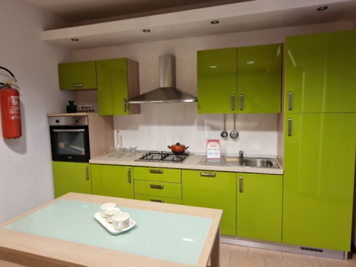 cucina modello diana colore verde lucido euro 1.913,00 l. 3.15 (compresa di elettrodomestici)