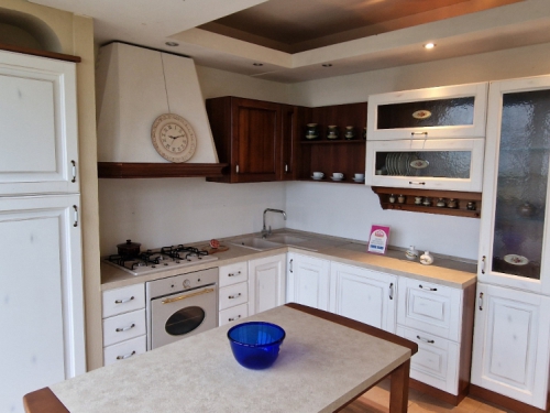 cucina modello aurora colore bianco euro 3.500,00 l. 303x258 (compresa di elettrodomestici)