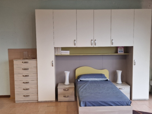 armadio a ponte compreso di letto, settimanale e comodini euro 1.400,00